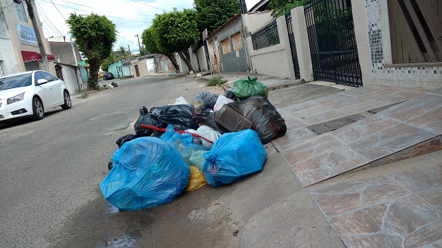 O resultado é amontoados de lixo acumulados na porta das casas, nas esquinas, em terrenos baldios, etc.(Foto: Camaçari Fatos e Fotos)