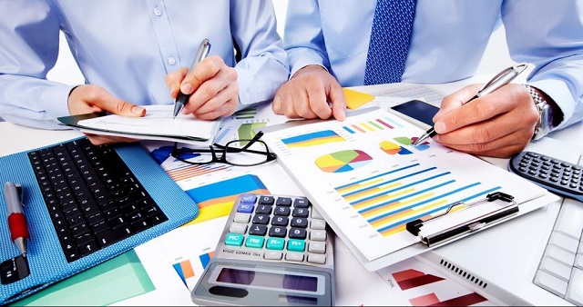 Segundo os especialistas, o quadro político também retarda a recuperação da economia