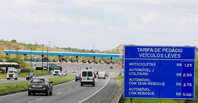 Placa próxima a uma das praças de pedágio na BR-324 exibe os novos valores das tarifas para veículos, que entraram em vigor nesta terça-feira, 27 (Luciano da Matta l Ag. A TARDE)