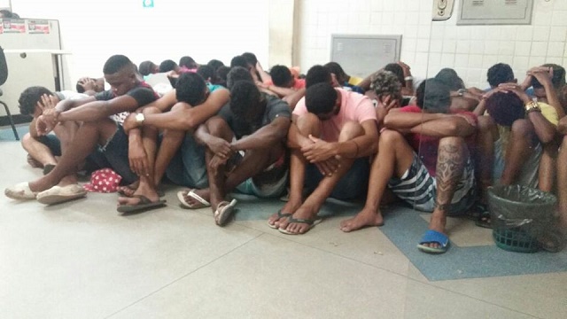 Ao todo, mais de 90 pessoas foram detidas e ouvidas pela polícia