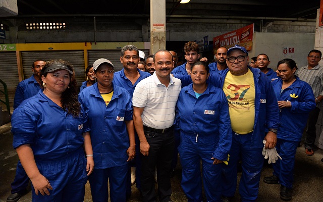 Equipe de limpeza na Feira de Camaçari (Foto: Angelo Pontes)