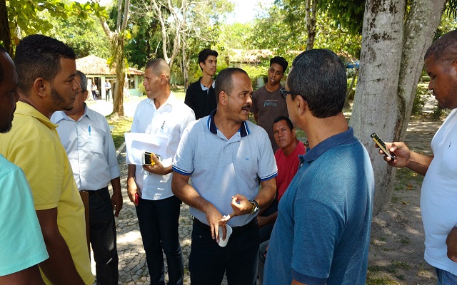 O prefeito Elinaldo Araújo (DEM), se encontrou com uma comissão de caçambeiros que prestavam serviço de coleta de podas e entulho na cidade (Foto: ASCOM | PMC) O prefeito Elinaldo Araújo (DEM), se encontrou com uma comissão de caçambeiros que prestavam serviço de coleta de podas e entulho na cidade (Foto: ASCOM | PMC)