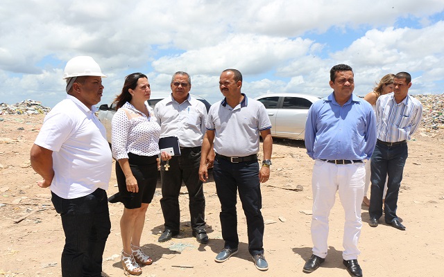 Prefeito averigua situação do aterro de Camaçari (Foto: ASCOM | PMC) Prefeito averigua situação do aterro de Camaçari (Foto: ASCOM | PMC)