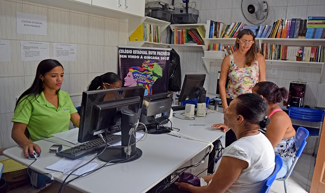 Os estudantes que vão mudar de escola e os oriundos das redes municipais de Salvador e de mais 27 cidades podem se matricular via internet (Foto: Emerson Santos)