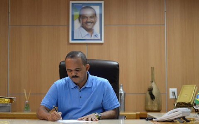 O prefeito Antônio Elinaldo (DEM), vem nomeando mais pessoas de Salvador para o segundo e terceiro escalão das secretarias (Foto: Reprodução | Redes Sociais)