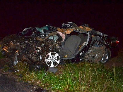 A suspeita inicial é de que o condutor tenha tentado fazer uma ultrapassagem quando colidiu frontalmente com a caminhonete, que seguia no sentido oposto (Foto: Reprodução)