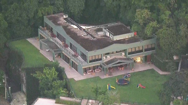 Polícia Federal entra na casa do empresário, na Zona Sul do Rio de Janeiro (Foto: Reprodução | Tv Globo)