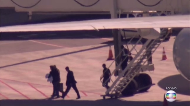 Eike Batista desembarca de avião no Aeroporto do Galeão (Foto: Print | G1)