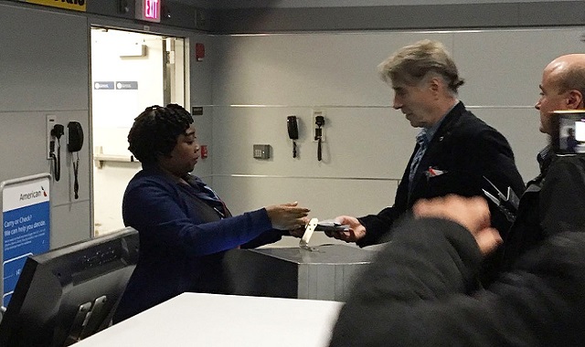 Eike entrega cartão de embarque no aeroporto de Nova York (Foto: Reprodução G1)