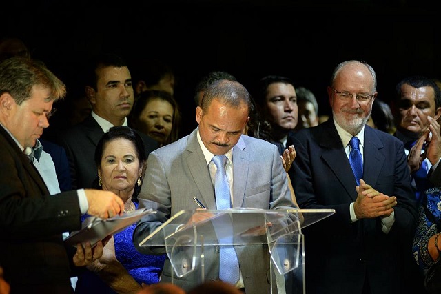 Em um dos decretos Elinaldo exonerou todos os funcionários comissionados e agentes políticos (Foto: Arquivo pessoal)