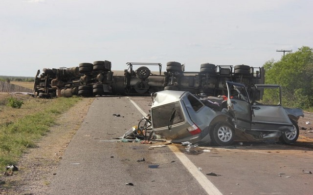 A colisão aconteceu na BR 324 a poucos quilômetros do limite municipal entre Riachão do Jacuípe e Nova Fátima (Foto: Raimundo Mascarenhas)