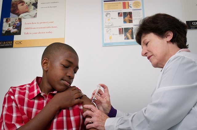 Enfermeira administra vacina em adolescente; a partir de agora, meninos de 12 a 13 poderão receber vacina de HPV pelo SUS (Foto: CDC/Judy Schmidt)