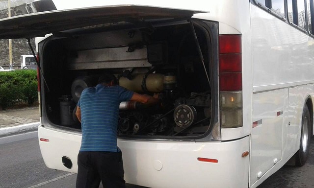 Os universitários contam que o ônibus que levava 48 pessoas, estavam desligando com frequência e precisou de muita perícia do motorista para chegarem ilesos no destino final (Foto: Facebook/Transporte Universitário)