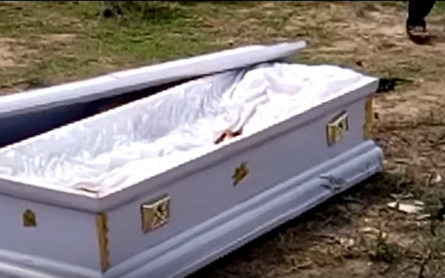 Agentes funerários decidiram levar defunto de volta ao mortuário e mantê-lo como garantia até que a dívida fosse paga (Foto: Reprodução/Youtube)