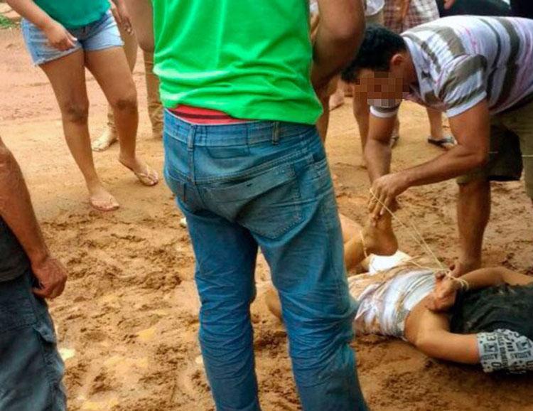 Suspeito teria roubado bolsa de mulher e, por isso, foi amarrado (Foto: Reprodução | Blog do Sigi Vilares)