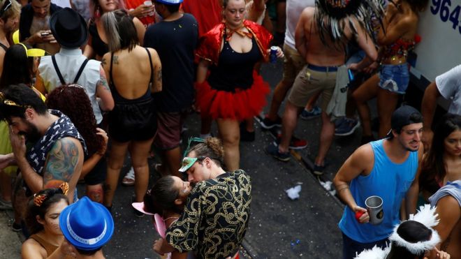Ministério da Saúde constata menor uso de preservativo e maior contágio de HIV entre jovens (Foto: Reuters)