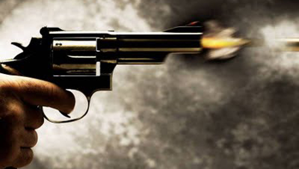 Testemunhas afirmam que homens armados estariam a procura de um jovem que mora na rua Maria Meire e chegaram atirando na frente da residência