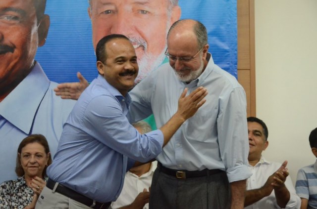 Prefeito e vice prefeito de Camaçari, Antonio Elinaldo (DEM) e José Tude (PMDB), respectivamente, estão sendo acusados de terem sido beneficiados por fraude eleitoral nas eleições do ano passado