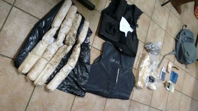 Os traficantes estavam em posse de quatro artefatos explosivos, drogas, um colete balístico, oito munições de diferentes calibres, uma balança de precisão e a quantia de R$ 184,00 (Foto: ASCOM | PC) Os traficantes estavam em posse de quatro artefatos explosivos, drogas, um colete balístico, oito munições de diferentes calibres, uma balança de precisão e a quantia de R$ 184,00 (Foto: ASCOM | PC)