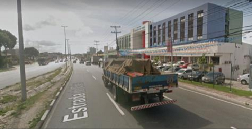O acidente aconteceu por volta de 1h30 deste domingo (19), em frente ao Shopping Estrada do Coco, sentido Arembepe