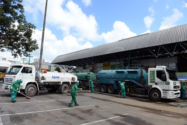 A prefeitura realizou um mutirão emergencial de limpeza na Feira de Camaçari (Foto: Angelo Pontes)