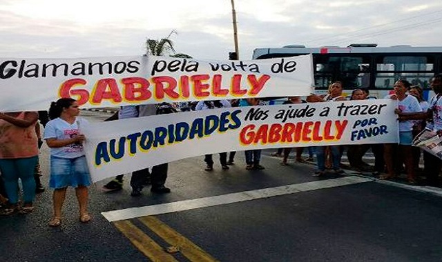 Ato ocorreu na tarde desta sexta (10), a cerca de 100 km de Salvador. Gabrielly Gomes, de 7 anos, desapareceu há 20 dias quando brincava (Foto: Paulo José | Acorda Cidade)