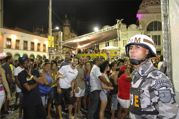 O trabalho de policiamento ostensivo reduz a violência no carnaval (Foto: Jorge Cordeiro)