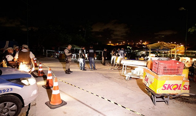 Os autores dos disparos fugiram em um veículo Gol, mas antes atiraram em um transformador na saída do estacionamento, deixando o local às escuras (Foto: Arisson Marinho | CORREIO)