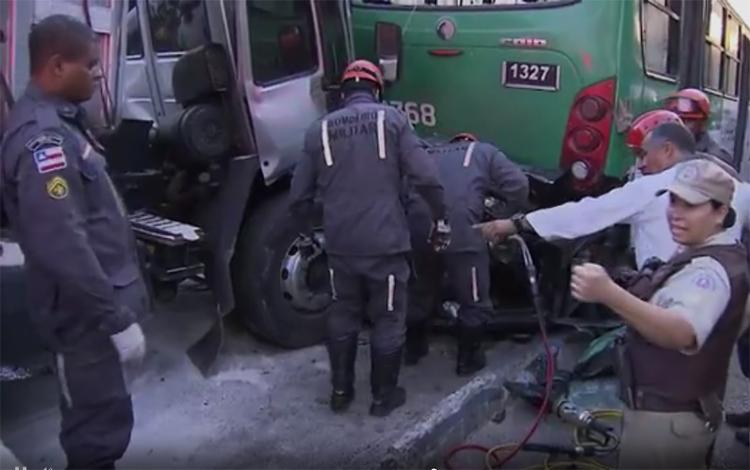 O veículo ficou destruído e o motorista morreu preso nas ferragens (Foto: Reprodução l TV Bahia)