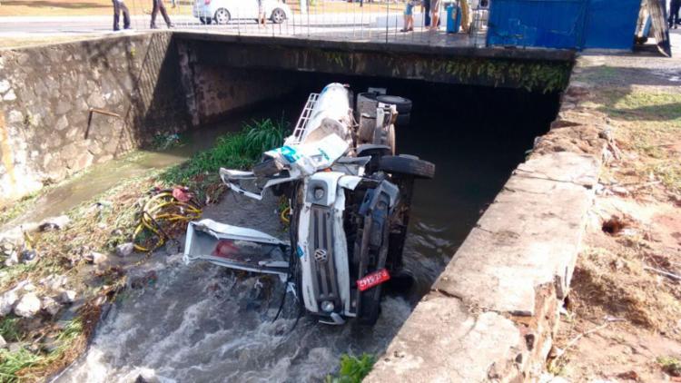 Caminhão continua no local do acidente (Foto: Edilson Lima | Ag. A TARDE)