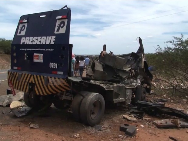 Carro-forte foi explodido por criminosos na BR-235 (Foto: Reprodução/TV São Francisco)