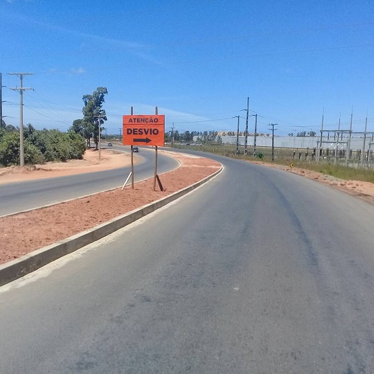 A obra, que começou tímida e parecia que seria apenas para benefício de algumas indústrias, como a fábrica da TecSis, já está em toda extensão da Estrada da Cetrel, que agora chama-se Via Atlântica (Foto: CFF/Marcelo Franco) A obra, que começou tímida e parecia que seria apenas para benefício de algumas indústrias, como a fábrica da TecSis, já está em toda extensão da Estrada da Cetrel, que agora chama-se Via Atlântica (Foto: CFF/Marcelo Franco)