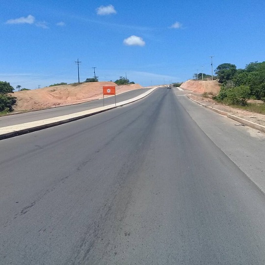 A restauração e duplicação, pelo governo do Estado, de mais de 22 quilômetros da Via Atlântica (BA-530), está em ritmo acelerado (Foto: CFF/Marcelo Franco) A restauração e duplicação, pelo governo do Estado, de mais de 22 quilômetros da Via Atlântica (BA-530), está em ritmo acelerado (Foto: CFF/Marcelo Franco)