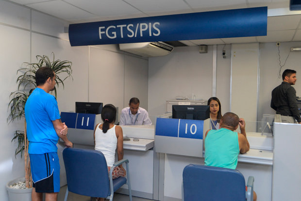 Para ter acesso aos recursos, é necessário apresentar a carteira de trabalho do titular da conta, além da identidade do sacador (Foto: Betto Jr./CORREIO)