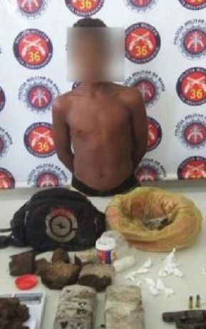 Segundo a polícia, o garoto estava em posse de três tabletes de maconha prensada, 12 pedras de crack, 14 trouxinhas de cocaína, balança de precisão, 4 pacotes de sacos plásticos, 3 caixas de lâmina (gilete) e 5 reais