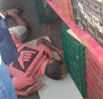 vítima do Centro Comercial, um jovem de 17 anos, foi almejada por tiros de arma de fogo por elemento numa moto vermelha (Foto: Whatsapp)