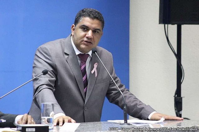 Oziel diz que 'foi obrigado' a assinar lei que aumenta salário dos vereadores