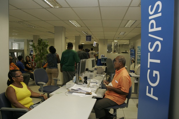 As agências da Caixa vão abrir neste sábado (11), das 9h às 15h, para auxiliar no fluxo de atendimento (Foto: Marina Silva/CORREIO)