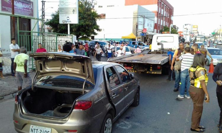 A PM afirma que, com a chegada da viatura, os criminosos atiraram contra os policiais e iniciaram a troca de tiros (Foto: Joá Souza | Ag. A TARDE)