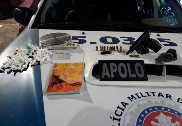 Polícia apreendeu drogas e arma com suspeito (Foto: Divulgação | PM)