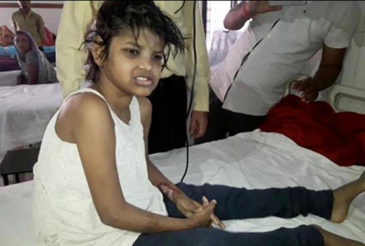 Menina não fala o idioma local e anda como os primatas (Foto: Divulgação)