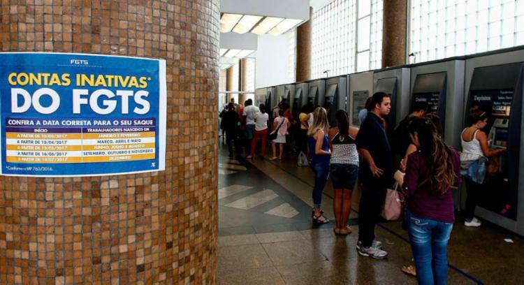 Caixa paga FGTS de quem nasceu até maio (Foto: Miguel Schincariol | AFP)