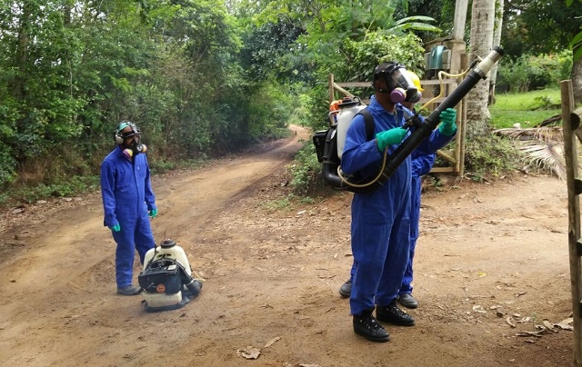 A ação consiste na aplicação de inseticida por meio de pulverização e na vacinação dos moradores