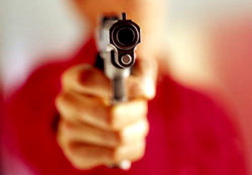 A vítima que não teve a identidade revelada, tinha marcas de tiro no rosto e estava com as mãos amarradas
