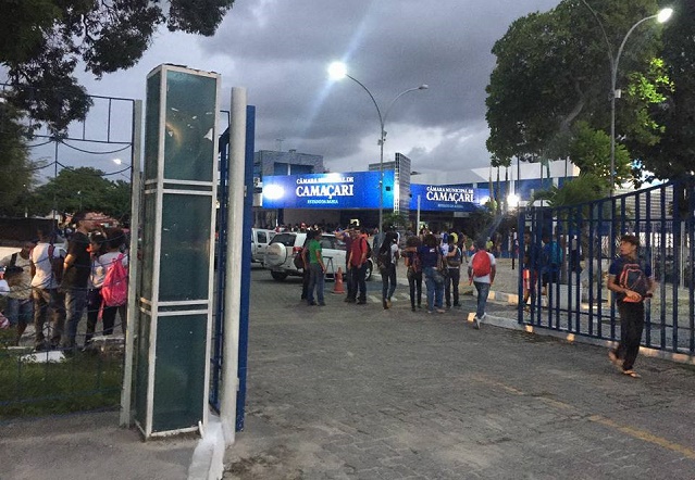 O movimento liderado pela União Dos Estudantes Secundaristas De Camaçari (UESC), reivindica a redução nos valores do transporte municipal e melhorias no serviço