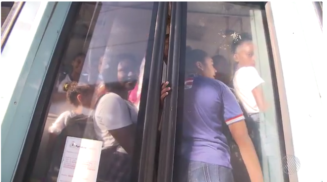 Os ônibus que têm capacidade para levar até 70 pessoas sentadas estão trafegando muito acima do limite recomendado, com crianças e adolescentes 'espremidos' nos corredores, nas portas e ao redor do motorista Os ônibus que têm capacidade para levar até 70 pessoas sentadas estão trafegando muito acima do limite recomendado, com crianças e adolescentes 'espremidos' nos corredores, nas portas e ao redor do motorista