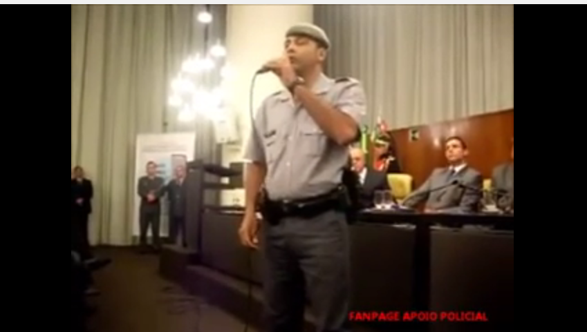 Policial cantando 'Soldado Ferido' emociona a todos