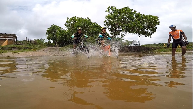 Na trilha, com cerca de 30km, os ciclistas de todas as idades – de oito a 70 anos – passaram por belas paisagens, morros, single tracks, riachos, subidas e descidas com muita adrenalina