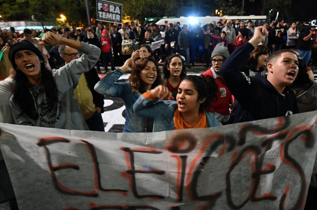 Manifestantes ocupam a Avenida Paulista na noite desta quinta-feira e pedem novas eleições (Foto: Nelson Almeida|AFP)