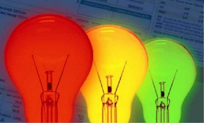 A expectativa é que a cobrança extra em vigor atualmente pelo acionamento da bandeira vermelha sobre as contas de luz - que prevê a cobrança adicional de R$ 3,00 a cada 100 kwh consumidos - permaneça pelo menos até o fim do período seco